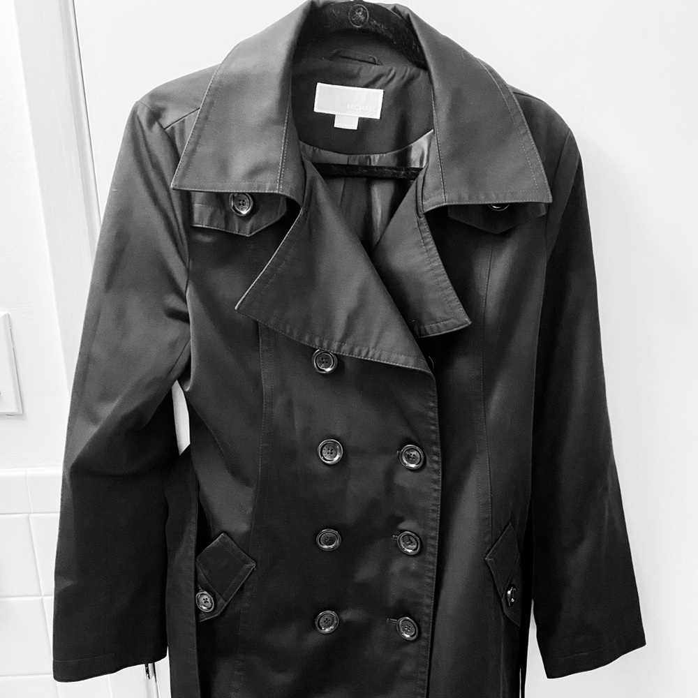 Michael Kors short trench coat with lining and belt. Black. Size M.